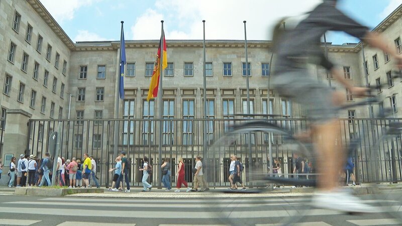 Das Bundesfinanzministerium betont, dass im deutschen Steuersystem starke Schultern relativ viel und schmale Schultern wenig zu tragen haben. Vergleicht man aber die Besteuerung von Arbeit mit der Besteuerung von Kapital, zeigt sich ein Ungleichgewicht: Arbeit ist in Deutschland steuerlich relativ hoch belastet, Kapitaleinkünfte, Vermögen und Erbschaften dagegen niedrig. – Bild: Leendert de Jong Das Bundesfinanzministerium betont, dass im deutschen Steuersystem starke Schultern relativ viel und schmale Schultern wenig zu tragen haben. Vergleicht man aber die Besteuerung von Arbeit mit der Besteuerung von Kapital, zeigt sich ein Ungleichgewicht: Arbeit ist in Deutschland steuerlich relativ hoch belastet, Kapitaleinkünfte, Vermögen und Erbschaften dagegen niedrig. – Bild: Leendert de Jong
