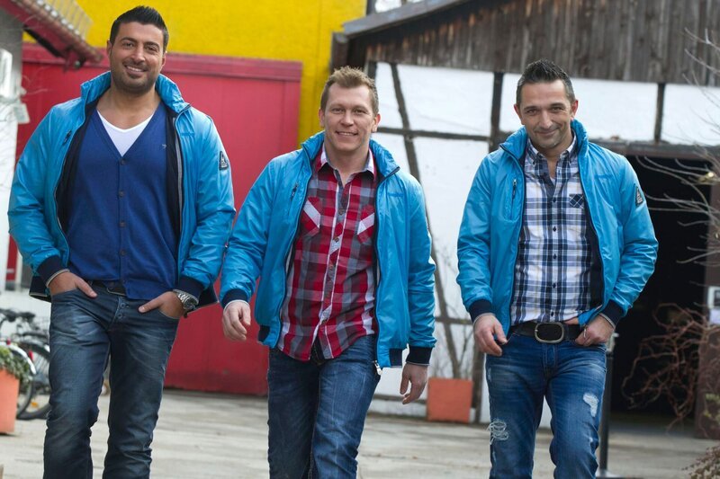 Die Trödel-Experten Sükrü,li., Otto, Mi., Mauro,re. – Bild: RTL II