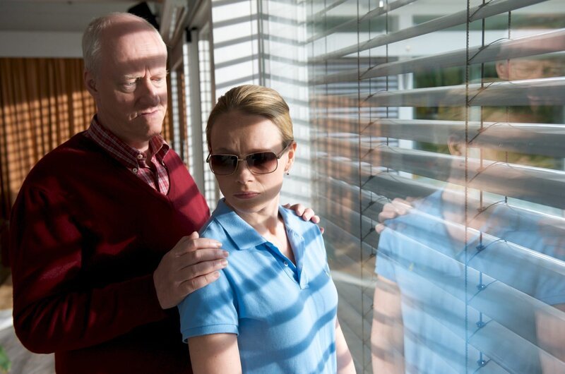 Katja Andergast (Anja Schneider, r.) ist schockiert über den Tod ihres Mannes. Aufgrund einer seltenen Augenkrankheit ist sie fast blind. Wie soll sie ohne ihren Mann zurechtkommen? Weder sie noch ihr Vater (Axel Olsson, l.) können sich vorstellen, dass jemand ihren Mann töten wollte. – Bild: ZDF/​Marc Meyerbroeker