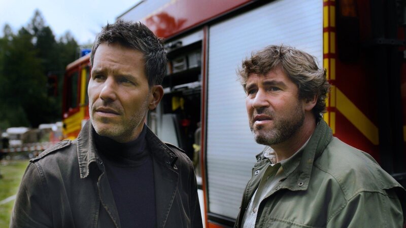 Oliver von Bodenstein (Tim Bergmann, l.) und Förster Wieland Kapteina (Stefan Szasz, r.) besprechen sich nach einem nächtlichem Brand am Tatort. – Bild: Sophie Schüler