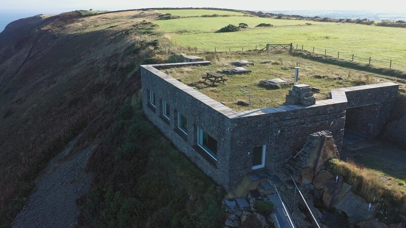 Das unscheinbare „Caerwenfor Cottage“ in Wales liegt an einer Klippe und verschmilzt mit den 500 Millionen alten Schieferfelsen. – Bild: ZDF und Cable News Network and Zero Point Zero