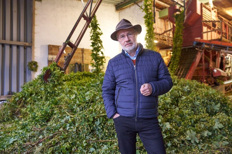 Hopfen, Hefe, Braugerste in Form von Malz und Wasser braucht man zum Bierbrauen. Harald Lesch zeigt, in welcher dieser Zutaten sich Gentechnik „versteckt“. – Bild: ZDF/​Thomas Bresinsky