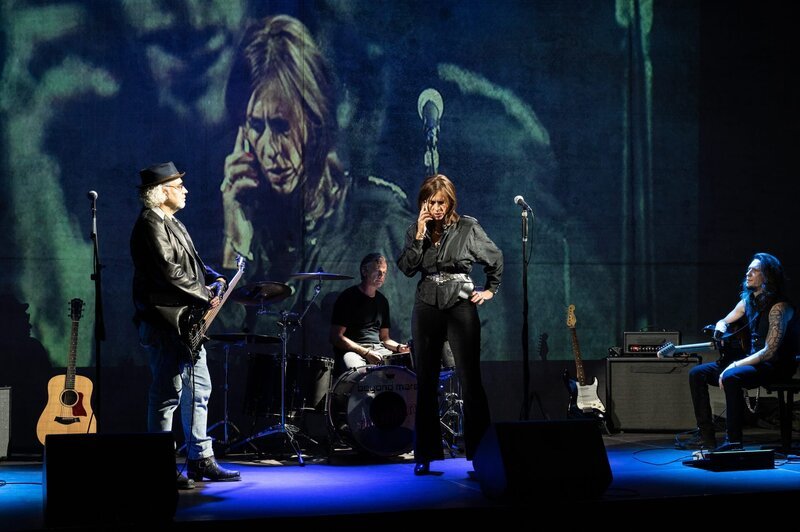 Bei den Proben zu ihrem Reunion-Konzert wird die Sängerin der einstmals berühmten Stuttgarter Band „Beyond Mars“ Lina Wagner (Carin C. Tietze, 2.v.r.) auf das Präsidium beordert. Ein Bandkollege wurde ermordet aufgefunden und die SOKO prüft auch die Alibis der anderen Musiker: Gerry Brügge (Hansa Czypionka, l.), Florian „Flocke“ Wagner (Felix Theissen, 2.v.l.) und Carlo Hahn (Alexander Scholpp, r.). – Bild: ZDF und Markus Fenchel
