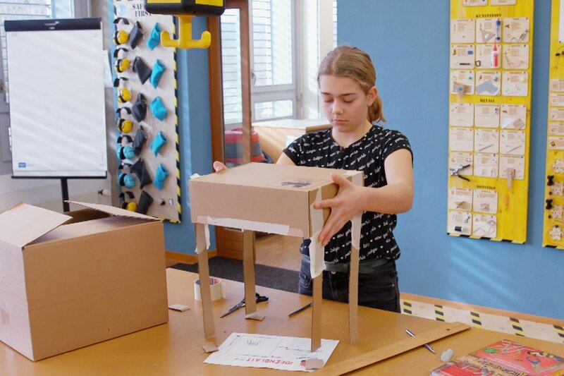 SRF school
Lernen im Makerspace – Von der Idee bis zum eigenen Projekt
Eine Schülerin arbeitet an ihrem eigenen Projekt – sie baut gerade einen Prototyp.
SRF – Bild: SRF