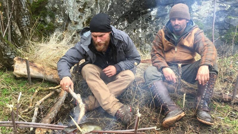 L-R: Grady Powell und Bill McConnell beim Fischkochen auf ihrem Campingplatz in Oregon. – Bild: Discovery Channel /​ 34508_ep524_056 – Photobank. /​ Discovery Communications