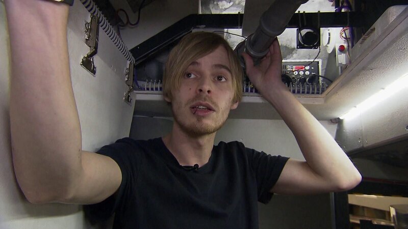 Modellbauer Alex im Inneren des Vesuv. – Bild: RTL /​ SPIEGEL TV /​ Gags auf Knopfdruck