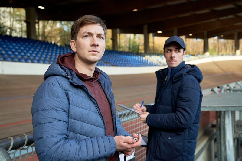 Ralf Krieger und Tharde Rickling bemerken die Polizeipräsenz im Bahnrad Stadion. – Bild: Guido Engels