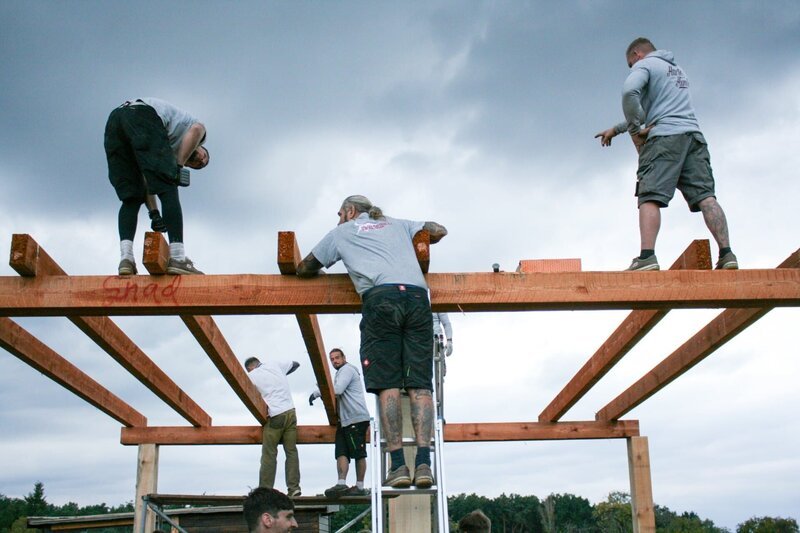 Die Harten Hunde bauen eine neue stabile Scheune. – Bild: MG RTL D /​ DOCMA TV