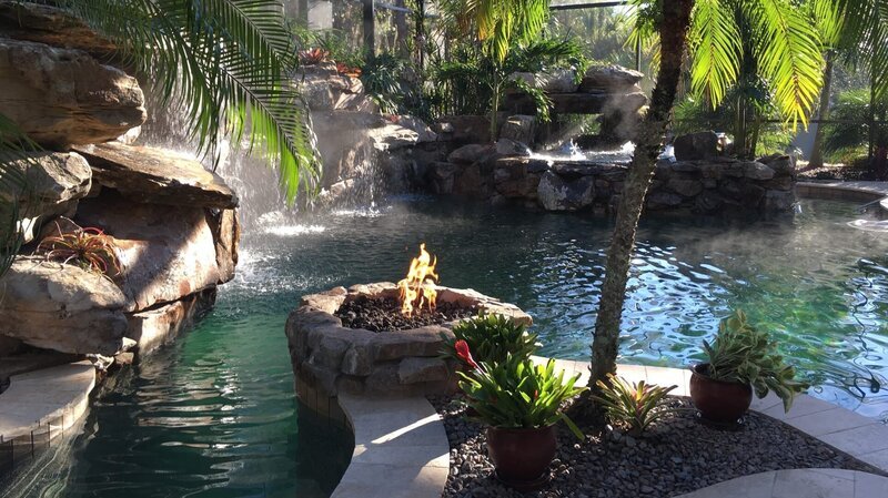 Das neue Feuerspiel und der Pool der Loefflers. – Bild: Animal Planet /​ Discovery Communications