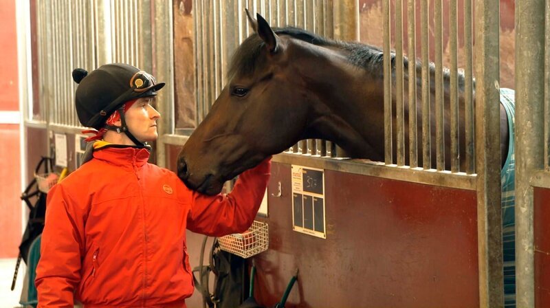 Jockey René Piechulek und sein Rennpferd Mendocino sind vor dem wichtigen Pferderennen „Großer Preis von Bayern“ nervös. – Bild: HR