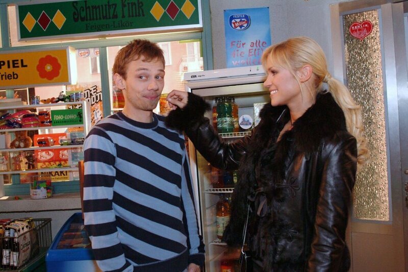 Jürgen (Oliver Bokern, l.) gelingt es, Sabrina (Nina-Friederike Gnädig, r.) zu einem gemeinsamen Abend zu überreden. – Bild: SAT.1 /​ Monika Schürle