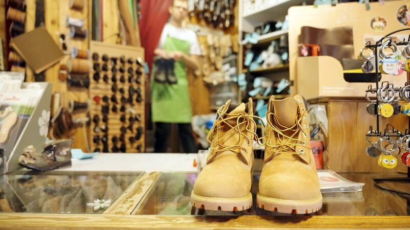 Outlet-Center, Timberland. Bekommen wir hier Vorjahresmodelle? B-Ware? Restposten? – Bild: ORF/​Neulandfilm