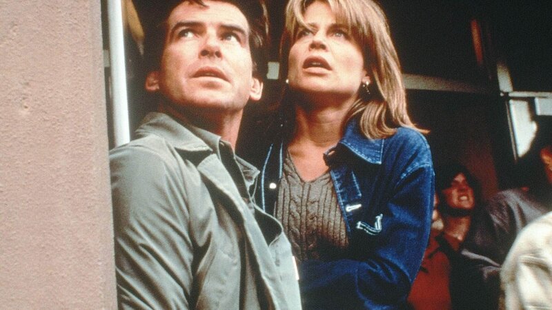Der Geologe Harry Dalton (Pierce Brosnan) und die Bürgermeisterin Rachel Wando (Linda Hamilton) beobachten erstaunt den seit langer Zeit ruhenden Vulkan ‚Dante‘s Peak’ – er beginnt auszubrechen … – Bild: TVNOW