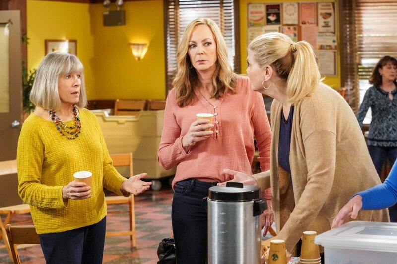 (v.li.): Mimi Kennedy (Marjorie), Kristen Johnston (Tammy), Allison Janney (Bonnie). – Bild: ORF/​Tele-München/​Warner/​CBS/​Robert Voets