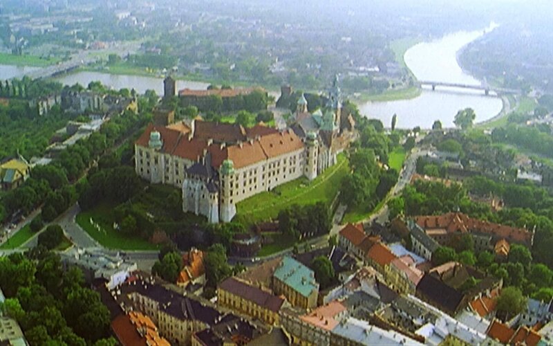 Luftaufnahme des Wawel-Hügels in Krakau. Oberhalb der Altstadt befand sich das Machtzentrum Polens. Zur Anlage gehört die Wawel-Kathedrale, in der die polnischen Könige gekrönt wurden. – Bild: BR/​SWR