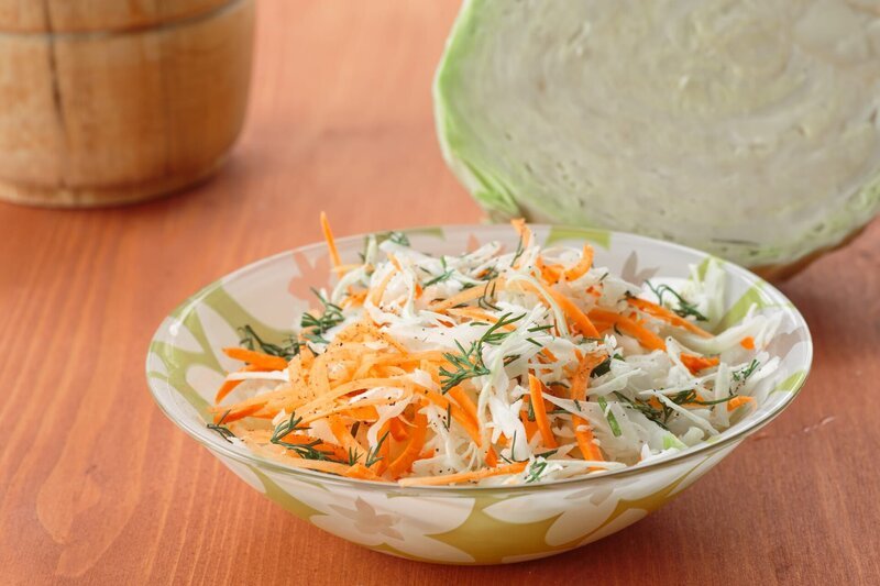 bowl with fresh salad of cabbage and carrots – Bild: depositphotos