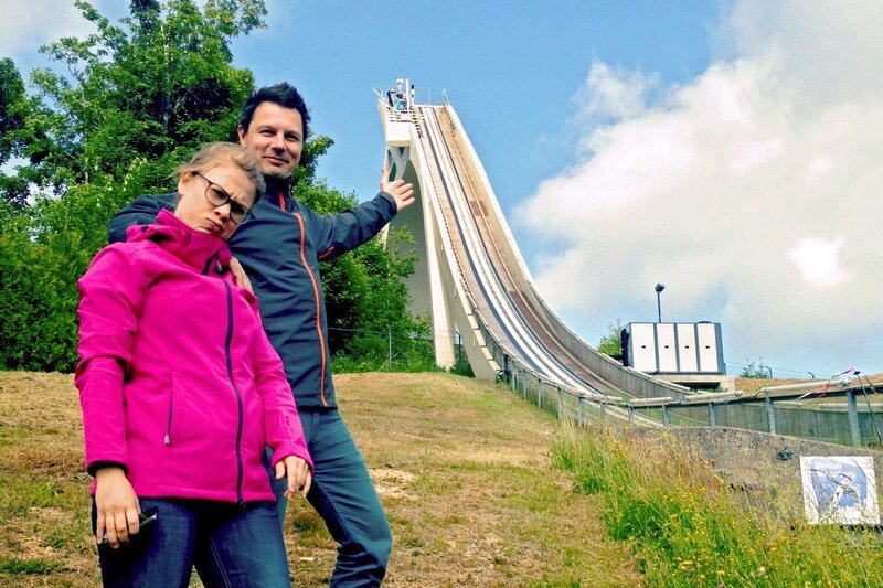 Die Reporter André Gatzke und Esther Brandt entdecken NRW, u.a. die Skisprungschanze in Winterberg. – Bild: BR/​WDR/​André Gatzke