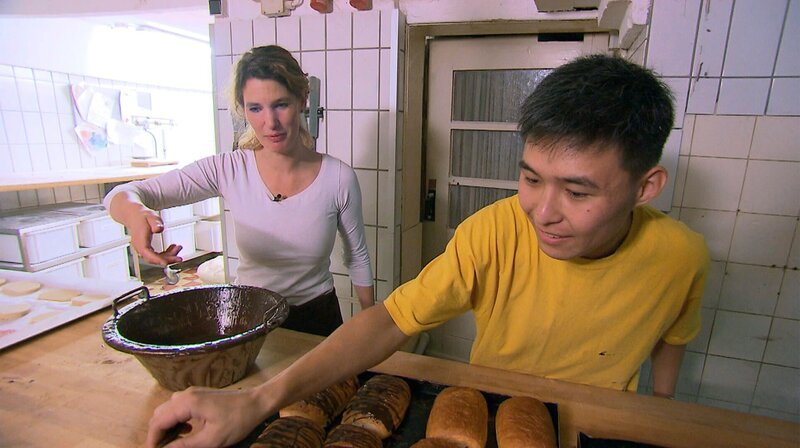 In der Inselbäckerei auf Wangerooge werden Brötchen, Brote und Kuchen in Handarbeit hergestellt. Anja Höneise muss ihren Saisonkräften in kurzer Zeit sehr viel erklären. – Bild: NDR/​AZ Media TV