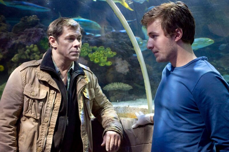 Finn Kiesewetter (Sven Martinek, l.) befragt Micha Lorensen (Cecil von Renner, r.), der als Praktikant im Aquarium arbeitet. – Bild: MDR/​Georges Pauly