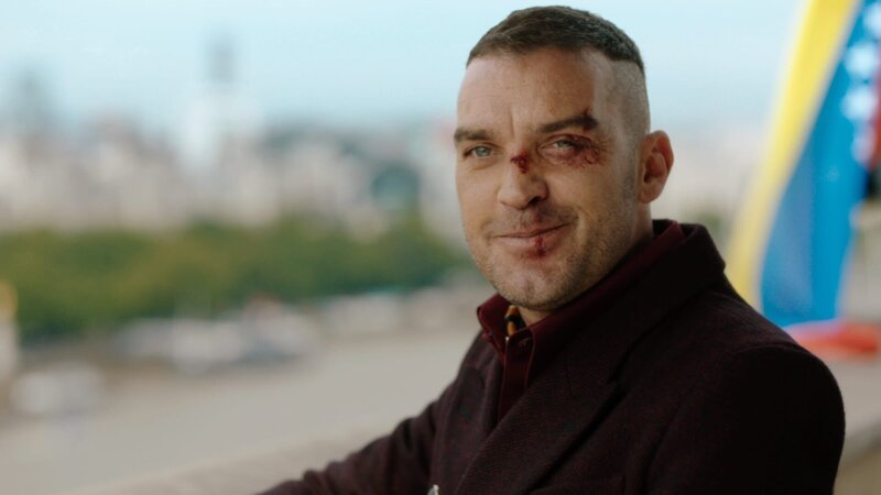 Cyrus (Jake Maskall) taucht bei Roberts Junggesellenabschied auf, nicht ahnend, dass Robert hier eine wichtige Ankündigung machen wird … – Bild: Lions Gate Entertainment Inc.