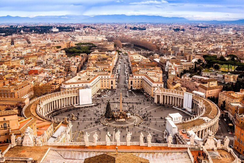 Rom, Italien. Berühmten Petersplatz im Vatikan und Luft auf die Stadt. – Bild: depositphotos