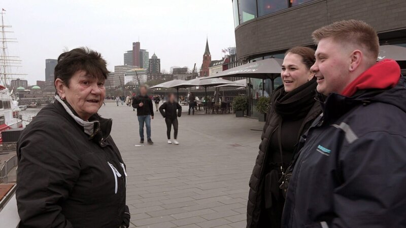 In Hamburg trifft sich Regina (li.) mit Damian und seiner Freundin – Bild: RTLZWEI