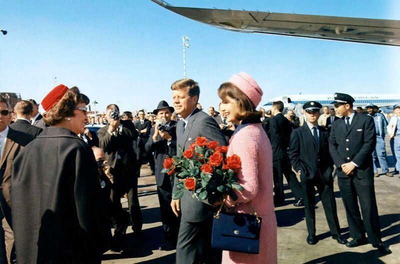 Präsident Kennedy und First Lady Jacqueline Kennedy werden in Dallas, Texas empfangen, 1963. – Bild: SWR/​Cecil Stoughton. White House Photographs. John F. Kennedy Presidential Library and Museum, Boston /​ LOOKSfilm