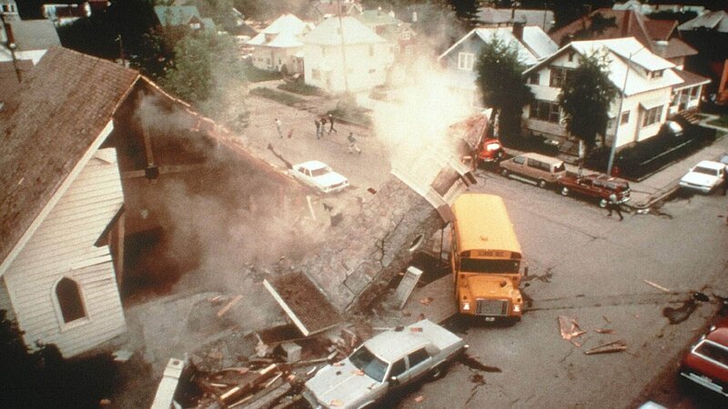 Der Ausbruch des Vulkans ‚Dante‘s Peak’ bringt Tod und Zerstörung in das Dorf am Fuße des Berges. – Bild: TVNOW Der Ausbruch des Vulkans ‚Dante‘s Peak’ bringt Tod und Zerstörung in das Dorf am Fuße des Berges. – Bild: TVNOW