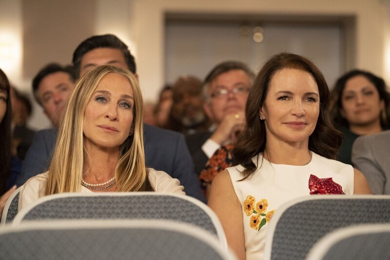 Carrie Bradshaw (l. Sarah Jessica Parker) und Charlotte York (Kristin Davis) – Bild: RTL /​ ©2021 WarnerMedia Direct