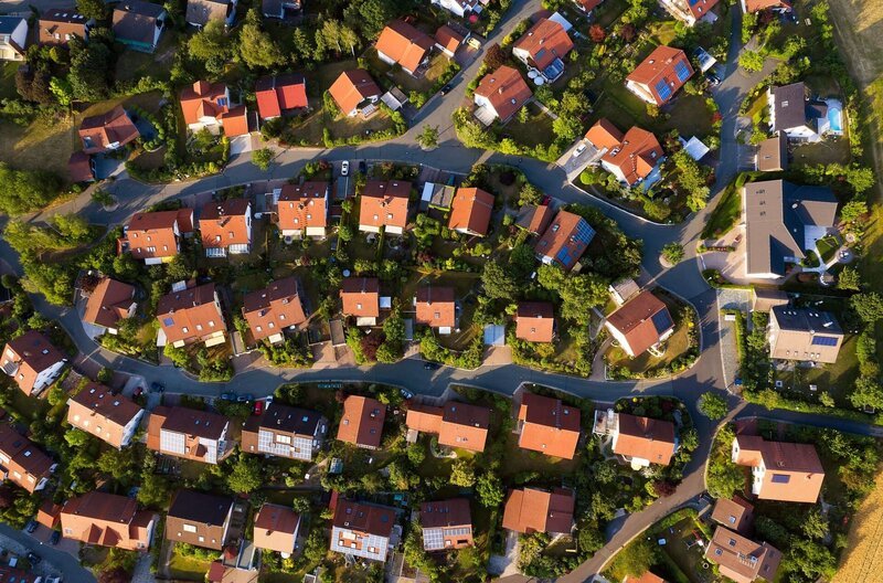 Wohnen frisst Landschaft – die Zukunft des Wohnens liegt nicht auf der grünen Wiese. – Bild: SWR/​iStock