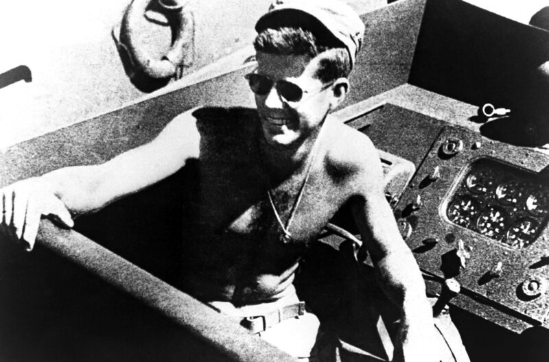 Leutnant John F. Kennedy an Bord des Patrouillenboots PT-109 im Südpazifik, 1943. – Bild: SWR/​John F. Kennedy Presidential Library and Museum, Boston /​ LOOKSfilm