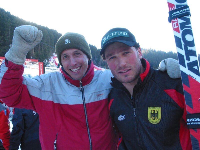 Willi und Skifahrer Florian Eckert. Diesmal ist er beim Trainingslauf in Südtirol dabei und erfährt, wie die Piste abfahrtstauglich gemacht wird. – Bild: BR/​megaherz