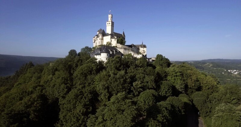 Die Bergfriede der mittelalterlichen Burgen waren sichtbare Machtsymbole der Burgherren. – Bild: Torbjörn Karvang