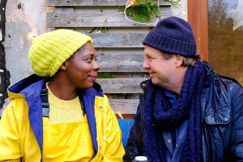 Lamia (Dela Dabulamanzi) und Johnny (Steffen Münster) kommen sich im Schrebergarten näher. – Bild: GORDON MUEHLE