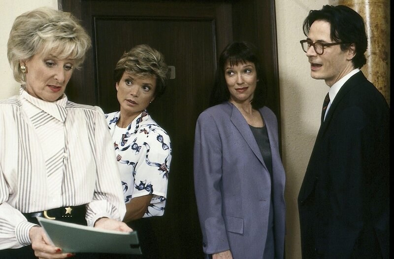 Frau Heise (Karin Rasenack, l.) scheint von dem Projekt, das Mosblech (Till Kretschmar, r.) Julia Sagerer (Uschi Glas, 2.v.l.) und Frau Dr. Kaulbach (Eva Kryll) vorstellt, nicht überzeugt zu sein. – Bild: ZDF/​Aspekt-Telefilm, Hamburg
