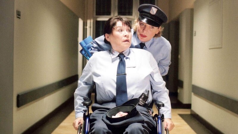 Die scheinbar liebevolle Zuwendung ihrer jetzigen und ehemaligen Kollegin Herrmann (Peggy Lukac) ist Schiller (Karin Oehme) mehr als unheimlich. – Bild: MG RTL D /​ Stefan Erhard