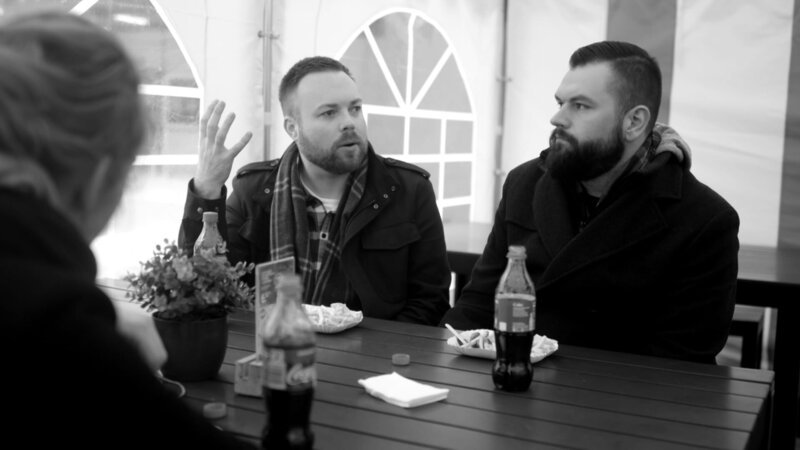 Auf ne Currywurst mit den Amerikanern David und Michael, die zum Glück keine Vegetarier sind. Warum haben sie sich für ihre Verlobungsreise Berlin ausgesucht? – Bild: BR/​rbb/​weltrecorder