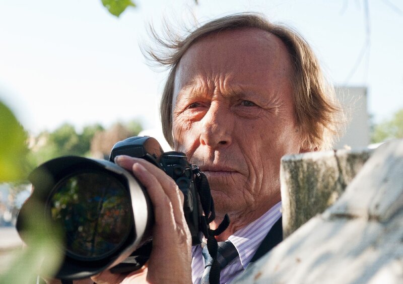 Matula (Claus Theo Gärtner) legt sich auf die Lauer. Er braucht neue Beweise, denn Felix Lessings Mandant steht mit dem Rücken zur Wand. – Bild: Andrea Enderlein