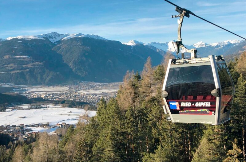 Skifahrer kommen entspannt auf die Piste: An zwei Haltestellen der Pustertalbahn können sie direkt in die Gondel einsteigen. – Bild: SWR