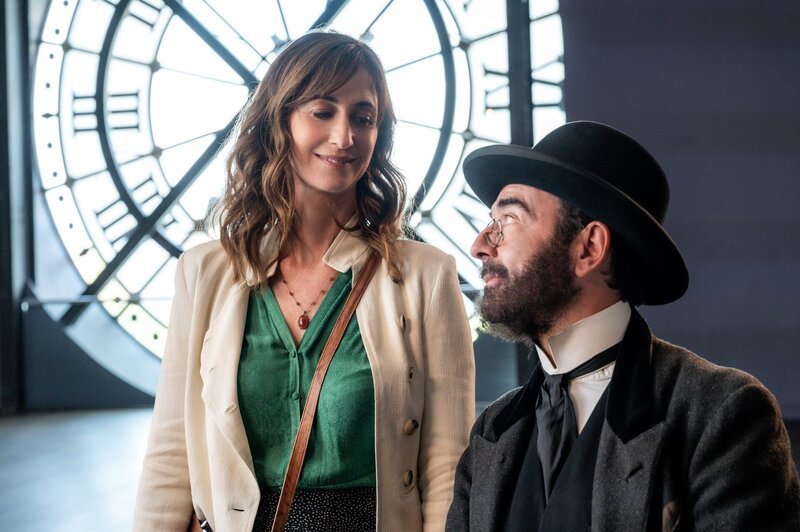 Um den Mysterien der Kunst auf den Grund zu gehen, studiert Florence (Eléonore Bernheim) die Werke des Künstlers Toulouse-Lautrec (Bruno Solo) so genau, dass sie ihn sich vorstellen kann. – Bild: Christine Tamalet