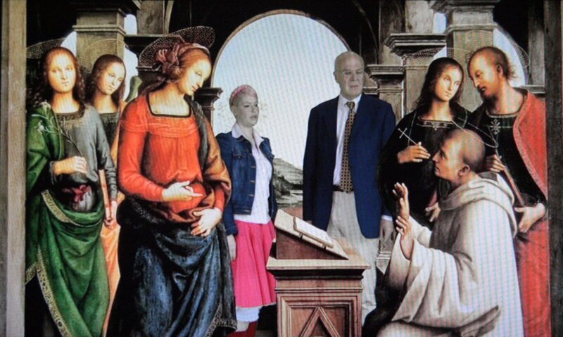 Enie van de Meiklokjes (4. von links) und Raimund Wünsche (5. von links) bei dem sog. „Art Walk“, der aufwändig animierten Bildbegehung, hier „Die Vision des hl. Bernhard“ von Pietro Perugino. – Bild: Robert Mayer