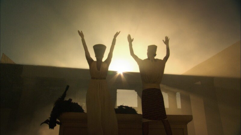 Pharao Echnaton und Ehefrau huldigen Sonne. – Bild: Ralf Grabowski