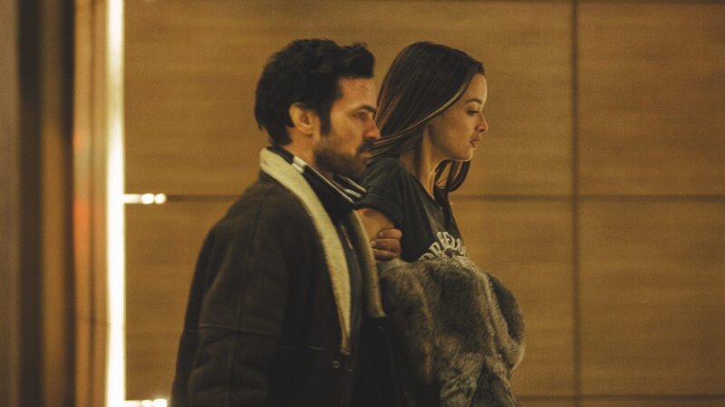 Max (Romain Duris) und Claudia (Charlotte Le Bon) können sich nicht vertrauen, sind aber aufeinander angewiesen. – Bild: Thibault Grabherr Max (Romain Duris) und Claudia (Charlotte Le Bon) können sich nicht vertrauen, sind aber aufeinander angewiesen. – Bild: Thibault Grabherr