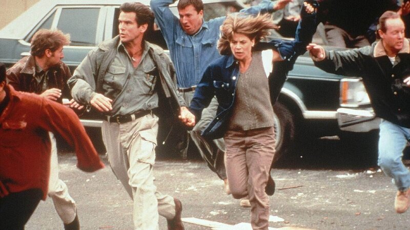 Der Geologe Harry Dalton (Pierce Brosnan) und die Bürgermeisterin Rachel Wando (Linda Hamilton) versuchen vor den todbringenden Auswirkungen des Vulkanausbruchs zu fliehen. Das ganze Dorf ist in Panik … – Bild: Foto: TVNOW Der Geologe Harry Dalton (Pierce Brosnan) und die Bürgermeisterin Rachel Wando (Linda Hamilton) versuchen vor den todbringenden Auswirkungen des Vulkanausbruchs zu fliehen. Das ganze Dorf ist in Panik … – Bild: Foto: TVNOW