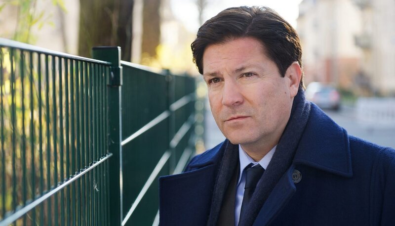 Florian (Francis Fulton-Smith) unterstützt einen Mandanten, obwohl dieser ihn hinters Licht geführt hat. – Bild: rbb/​Degeto/​MDR/​Marc Meyerbröker
