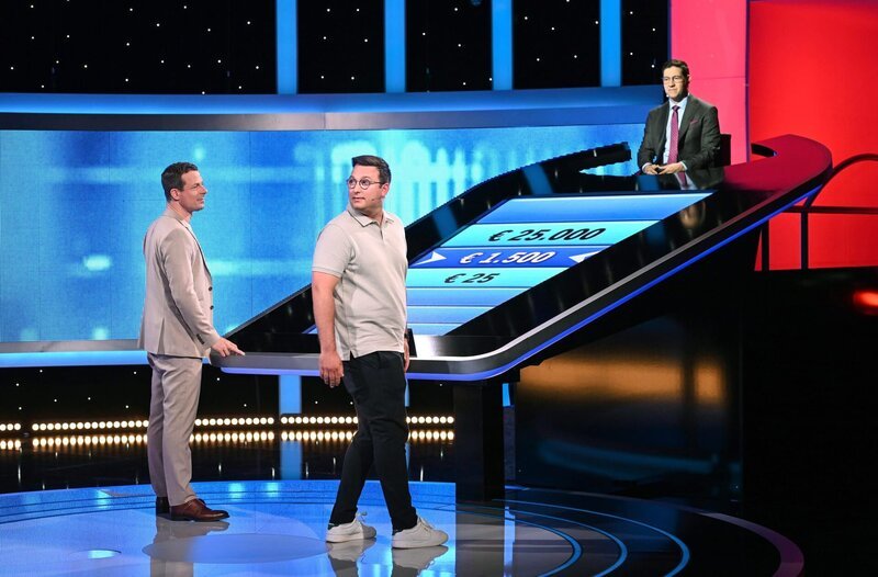 ARD GEFRAGT – GEJAGT FOLGE 772, „Radiospecial“. Jetzt wird aufgedreht! In zehn Ausgaben des Vorabendquiz’ „Gefragt – Gejagt“ im Ersten treten beliebte Moderatorinnen und Moderatoren von ARD-Radiowellen gegen die „Quiz-Elite“ an. Moderator Alexander Bommes mit Kandidaten Tim Ehrenfels und dem Jäger Sebastian Jacoby. – Bild: ARD/​Uwe Ernst