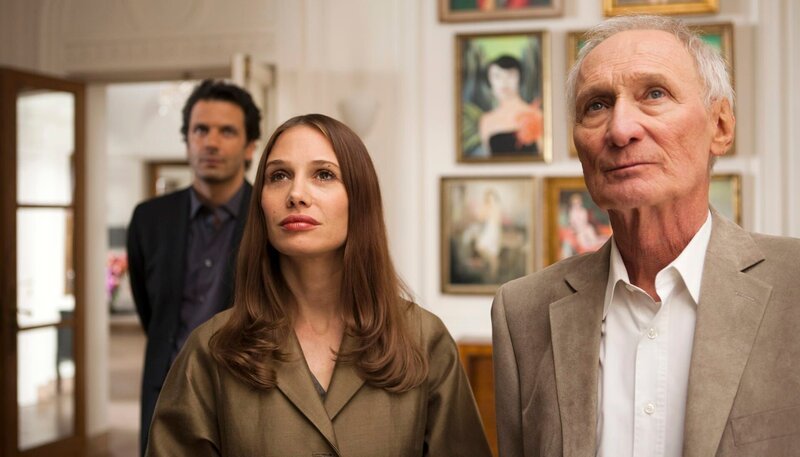 NDR Fernsehen 8 UHR 28, am Donnerstag (23.04.15) um 22:00 Uhr. Katharina (Nadeshda Brennicke) begutachtet die Sammlung von Dr. Kugler (Arthus Brauss,r.). – Bild: Fatih Tuncer NDR Fernsehen 8 UHR 28, am Donnerstag (23.04.15) um 22:00 Uhr. Katharina (Nadeshda Brennicke) begutachtet die Sammlung von Dr. Kugler (Arthus Brauss,r.). – Bild: Fatih Tuncer