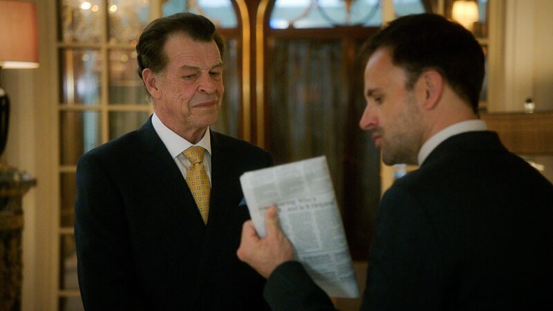 Sherlock hilft seinem Vater Morland bei einer Arbeitsangelegenheit. – Bild: CBS Broadcasting, Inc.