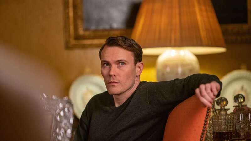 Auch Andrew Welles, Sohn des Schauspieler-Ehepaars, das Mitrate-Morde auf Geburtstagsfeiern anbietet, zählt zu den Verdächtigen. – Bild: Mark Bourdillon