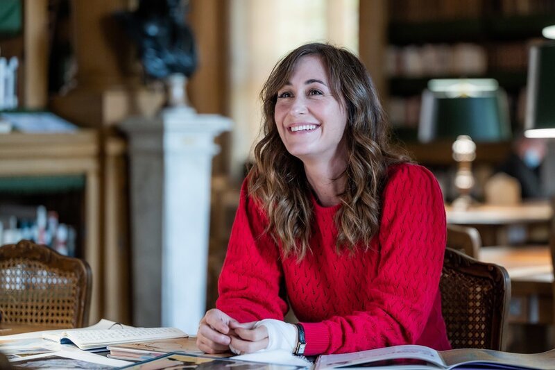 Die Tat lässt viele Fragen offen. Florence erkundet die Hintergründe des Mordes und macht auf der Suche nach Antworten eine Entdeckung. – Bild: Christine Tamalet